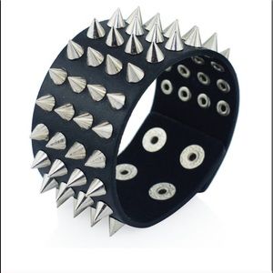 ⬛️ leather spike cuff ⬛️